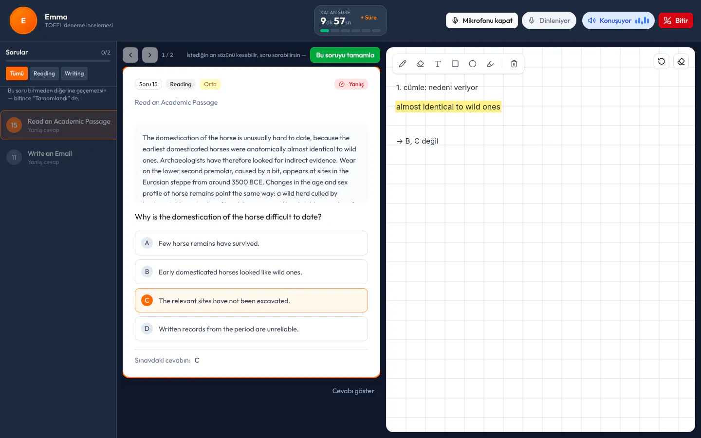 AI Tutor ders ekranı: solda yanlış ve boş bırakılan sorular, ortada bir TOEFL Reading akademik metin sorusu (atın evcilleştirilmesi), sağda AI Tutor'un tahtaya alt alta yazdığı adımlar.